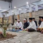 Sekjen PPP, Muhamad Arwani Thomafi, saat ziarah ke komplek makam para pendiri dan sesepuh Pondok Pesantren Lirboyo. Foto: Ist