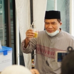 RESEP KELUARGA: Bambang Haryo Soekartono (BHS) menunjukkan Jamu Anti Covid-19 saat menggelar donor darah di Posko BHS, Senin (13/4) lalu. foto: ist