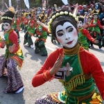 Para penari di Kampung Thengul saat beraksi.