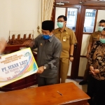 SIMBOLIS: Perusahaan swasta menyerahkan bantuan peduli Covid-19 kepada Pemkab Sidoarjo, Senin (6/4). foto: MUSTAIN/ BANGSAONLINE