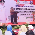 Sekda Prov Jatim Heru Tjahjono memberikan sambutan sekaligus membuka acara Rapat Koordinasi Program Keluarga Harapan di Hotel Harris Surabaya.