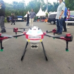 Drone type M-12, dengan kapasitas mampu menampung 12 liter melakukan pemanasan di Taman Surya Balai Kota sebelum meluncur ke kampung-kampung kawasan Gentengkali. foto: YUDI A/ BANGSAONLINE