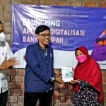 Pengelola Bank Sampah Hijau Daun, Endang Pertiwi, saat menerima buku panduan dari Peserta Magang Merdeka Pemkot Kediri. Foto: Ist