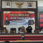 Kapolres Tuban AKBP Darman (tengah) saat memimpin rilis akhir tahun.