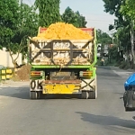 Truk muatan batu yang melintas di jalanan Kabupaten Sampang. (Dok. RRI)