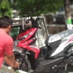 Eko, marketing salah satu diler motor di Pacitan saat hendak mengirimkan pesanan pembelian.  foto: YUNIARDI S/ BANGSAONLINE
