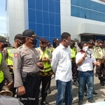 Kepala Cabang BRI Bangkalan saat menerima aksi pemuda di depan Kantor Cabang BRI Bangkalan.