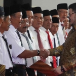Bupati Kediri, Hanindhito Himawan Pramana, saat menyalami anggota BPD. Foto: Ist