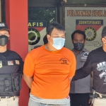 S (33), tersangka utama pembunuhan saat diekspos di Mapolres Bangkalan.