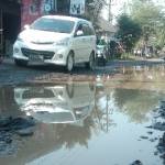 KUBANGAN – Kubangan raksasa di salah satu ruas jalan di Desa Sidoharjo Kecamatan Gedek Kabupaten Mojokerto, Minggu (11/5/2014). foto : yudi eko purnomo/BangsaOnline

