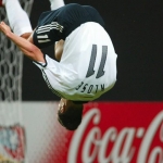 Miroslav Klose mencetak hattrick ketika Jerman melumat Arab Saudi 8-0 di Piala Dunia 2002