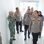 Wakapolda Jatim Brigjen Pol Brigjenpol Pasma Royce (kanan) saat melihat kesiapan SPPG Polda Jatim.
