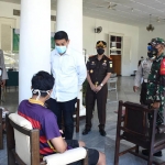 Wali Kota Kediri Abdullah Abu Bakar (baju putih) saat berdialog dengan pengguna jalan yang terjaring operasi yustisi karena tak memakai masker. foto: ist.