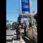 Petugas Dispol PP saat menertibkan reklame tak berizin. foto: SYUHUD/ BANGSAONLINE