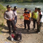 Petugas menemukan tas milik korban di pinggir Sungai Brantas.