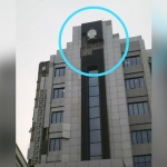 Logo Bojonegoro di gedung pemkab copot usai diterjang angin kencang.