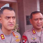 
Kapolres baru AKBP Satria Permana dan Kapolres lama AKBP Rogib Triyanto.

