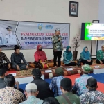 Bupati Situbondo, Karna Suswandi, saat memberi sambutan pada pemberian insentif untuk Ketua RT di Kecamatan Suboh.