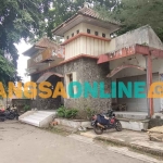 Bangunan yang dijadikan tempat penjualan tiket untuk masuk kawasan Sumber Corah, dan toko cendera mata yang tampak kusam. Foto: MUJI HARJITA/BANGSAONLINE