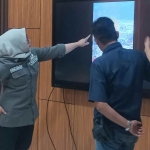 Ketua DPRD Mojokerto, Ayni Zuhroh saat menunjukkan video hasil sidak. Foto: Aris/Bangsaonline.