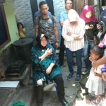 Wali Kota Risma saat takziah ke keluarga almarhum Suroso di Tambaksari, Surabaya. foto: YUDI ARIANTO/ BANGSAONLINE