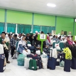 Jamaah haji kloter 83 saat tiba di Asrama Haji Sukolilo Surabaya. 