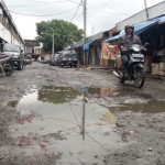 Salah satu kondisi jalan rusak di pasar sayur Kota Batu.
