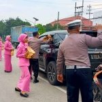 Pembagian takjil yang dilakukan petugas dari Polres Mojokerto Kota.