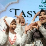 Anggota DPD RI Dapil Jatim, Lia Istifhama atau yang akrab disapa Ning Lia, ketika bersama lulusan SD Taquma Surabaya.
