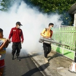 Petugas Dinkes Kota Madiun melaksanakan fogging di lingkungan Jalan Tumapel, Kelurahan Winongo, Kecamatan Manguharjo, Kota Madiun untuk cegah penularan demam berdarah, Rabu (17/4/2024). Foto: Diskominfo Kota Madiun.