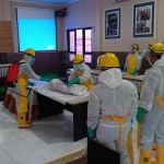 Suasana saat latihan mengafani jenazah Covid-19.