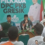 Sekretaris DPC PKB Gresik, Imron Rosyadi (dari kiri ke kanan) dan Ketua Much Abdul Qodir saat menerima pendaftaran Bacabup M Syahrul Munir. FOTO: SYUHUD/BANGSAONLINE.com