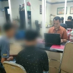 Petugas saat menginterogasi penganiaya santri di Malang.