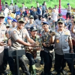 Penanaman rumput vetiver di tanggul Sungai Brantas Porong, Sidoarjo.