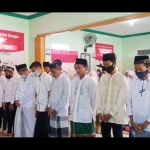 Puluhan Santri Pondok Pesantren Ash Shomadiyah Tuban melaksanakan Salat Ghaib.