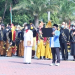 Para peserta Upacara Hari Sumpah Pemuda di Halaman Kantor Bupati Gresik. foto: SYUHUD/ BANGSAONLINE