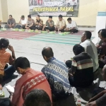 Acara cangkruk bareng masyarakat yang digelar di salah satu Balai RW setempat pada Rabu (19/2) malam.