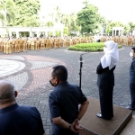 Gubernur Khofifah saat memimpin gelaran Apel Pagi Penghujung Tahun 2021 di halaman Kantor Gubernur Jatim, Senin (27/12). 