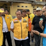 Ketua DPD Golkar Jatim, M Sarmuji (tengah), saat meninjau korban terdampak puting beliung di Sidoarjo.