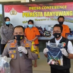 Kapolresta Banyuwangi, Kombes Pol. Arman Asmara Syarifuddin saat sedang menunjukkan tersangka dan barang bukti. (foto: ist)