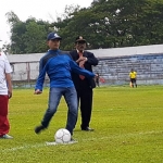 Imam Suyono, Ketua Askab PSSI Mojokerto membuka turnamen dengan tendangan di tengah-tengah lapangan, antara Kedung Mungal, Kecamatan Pungging melawan PS Sugeng Kecamatan Trawas.