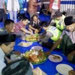 Potong tumpeng di lokasi Sumur Tapen 2 yang diikuti jajaran redaksi PT Pertamina EP, Muspika dan masyarakat sekitar. foto: SUWANDI/ BANGSAONLINE