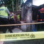 Petugas memasang garis polisi di lokasi dekat sumur yang menewaskan dua orang pekerja. foto: BANGSAONLINE