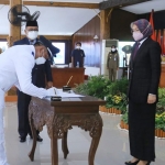 Bupati Probolinggo Puput Tantriana Sari melantik sebanyak 61 kades terpilih hasil pemilihan bulan Mei 2021. Pelantikan tersebut dilaksanakan secara simbolis di Pendopo Kabupaten Probolinggo, Senin (9/8/2021). (foto: ist)