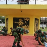 Sambut Hari Pahlawan, Anggota Kodim 0827/Sumenep Bersih-Bersih TMP Jokotole. (foto: ist)