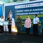 BPJS Ketenagakerjaan Kediri saat memperoleh penghargaan atas komitmennya menurunkan angka stunting.