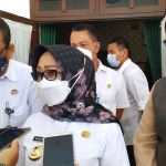 Bupati Jombang, Hj. Mundjidah Wahab diwawancarai wartawan di pendopo kabupaten.