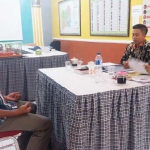 Peserta saat diwawancarai tentang kepemiluan oleh dua orang komisioner KPU Lumajang.