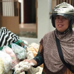 Nurhayati salah seorang pedagang sayur obrokan di Pacitan. (foto: Yuniardi Sutondo/BO)