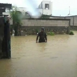 Petugas babinsa saat meninjau kondisi banjir di Kampung Kauman Kecamatan Blega.